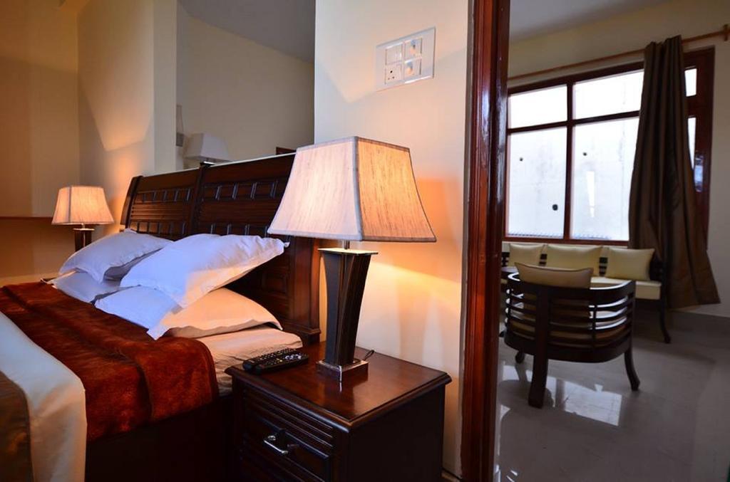 Hotel Deodar Villa Dharamshala Oda fotoğraf